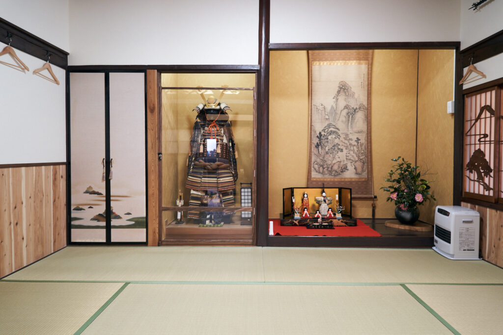 床の間に飾られた甲冑と掛け軸の写真